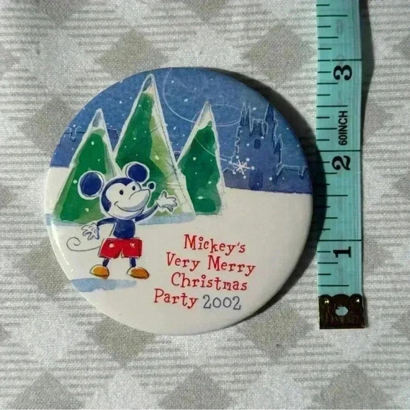 Walt Disney's Mickey's Very Merry Christmas Party 2002 Pin-Back Button - Picture 4 of 4